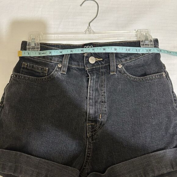 BDG URBAN OUTFITTERS FADED BLACK DENIM HIGH RISE MOM JEAN SHORTS SIZE 26 STRETCH - Picture 3 of 7
